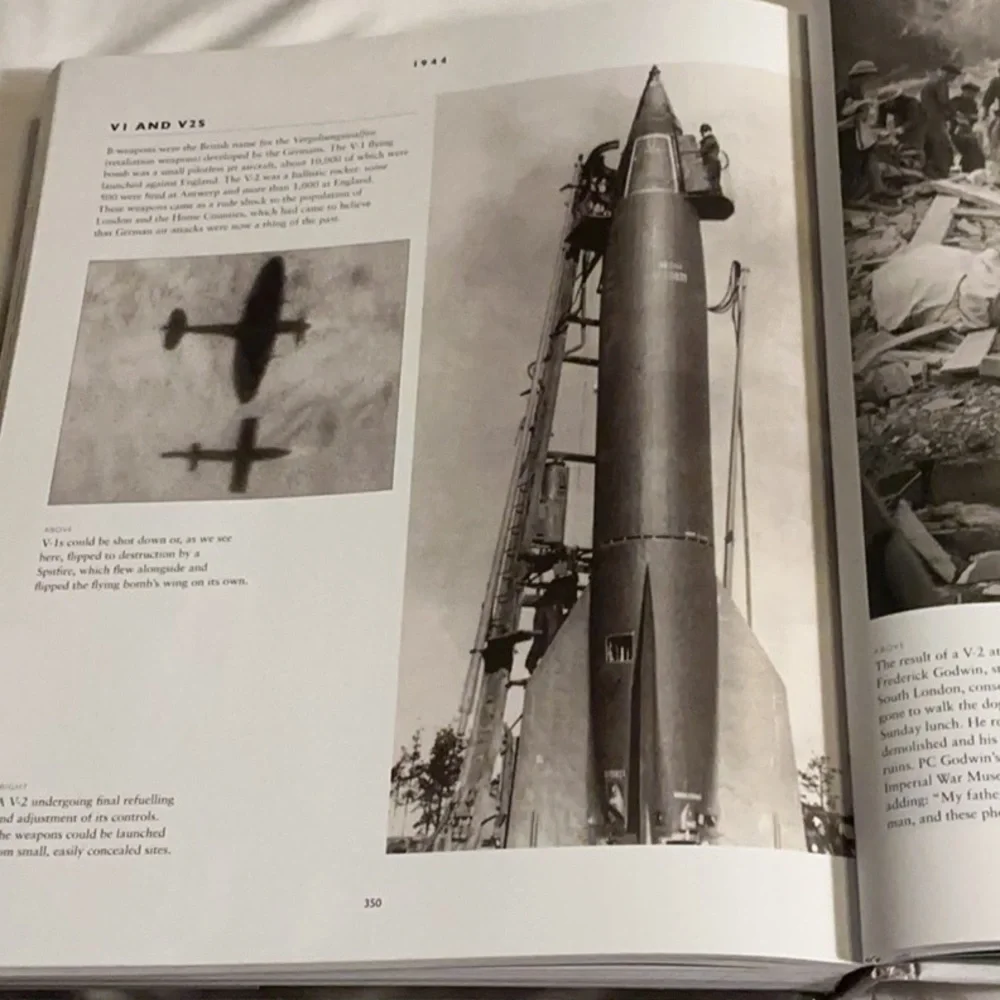 World War II in Photographs - Black Hardcover